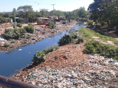 Dieser Fluss fließt direkt durch die "Wohngegend" und teilt sie. Sobald es regnet, überschwemmt die schwarze Brühe alles, die Häuser/Hütten, tagelang ist es unmöglich, sich trockenen Fußes zu bewegen. Das schwarze Wasser erreicht Kniehöhe und schwemmt das wenige, was die Menschen dort besitzen, aus den Häusern. Dieser Fluss fließt direkt durch die "Wohngegend" und teilt sie. Sobald es regnet, überschwemmt die schwarze Brühe alles, die Häuser/Hütten, tagelang ist es unmöglich, sich trockenen Fußes zu bewegen. Das schwarze Wasser erreicht Kniehöhe und schwemmt das wenige, was die Menschen dort besitzen, aus den Häusern.